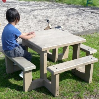 Table Pim Pom 100% en plastique recyclé